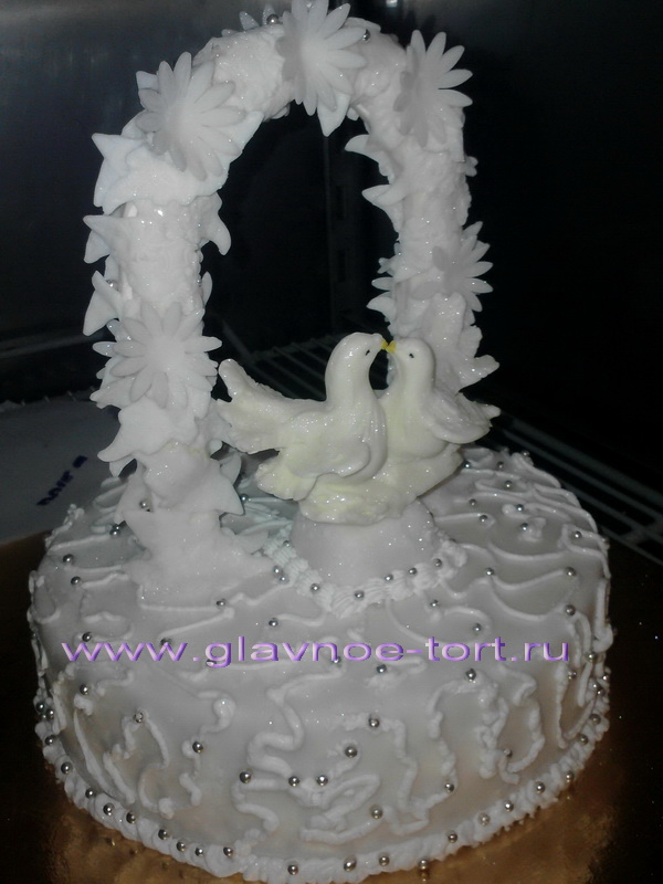 Оформление Свадебного торта  украшен голубями и орнаментом